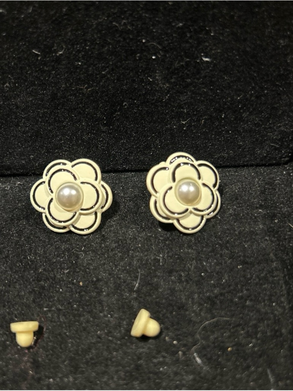 Pearl-Center Cream Flower clip
On Earrings - Women Jewelry